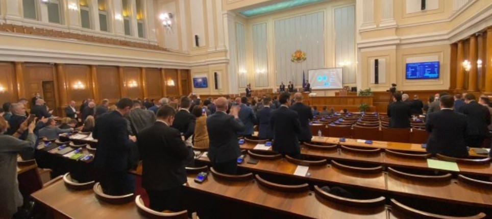 Депутатите приеха бюджета с аплодисменти Премиерът Кирил Петков дойде в